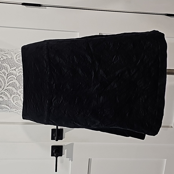 The Limited EUC black quilted embroidery side zipper midi. Size 4 - Picture 1 of 10